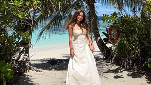 7 Gaya Liburan Marsha Aruan di Maldives, Santai Pakai Camisole-Anggun Bergaun