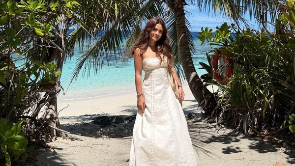 7 Gaya Liburan Marsha Aruan di Maldives, Santai Pakai Camisole-Anggun Bergaun