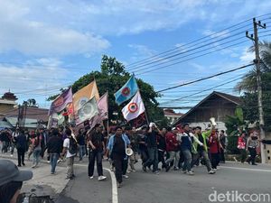 Massa Aksi 214 Jilid 2 Geruduk DPRD Kaltim, Copoti Kawat Berduri