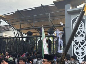 Video: Momen Massa Jebol Gerbang Kantor DPRD Kaltim, Tuntut Info Hak Angket