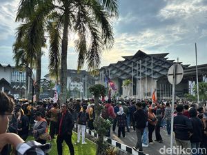 Massa Jebol Gerbang Kantor DPRD Kaltim, Tuntut Informasi Hak Angket