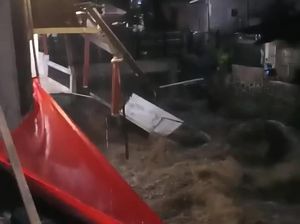 Masjid Ambruk Usai Tebing 6 Meter Tergerus Luapan Kali Cikaret Kota Bogor
