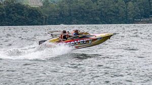 Menikmati Telaga Sarangan dengan Speedboat