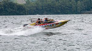 Menikmati Telaga Sarangan dengan Speedboat