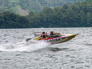Menikmati Telaga Sarangan dengan Speedboat