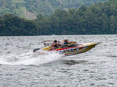 Menikmati Telaga Sarangan dengan Speedboat