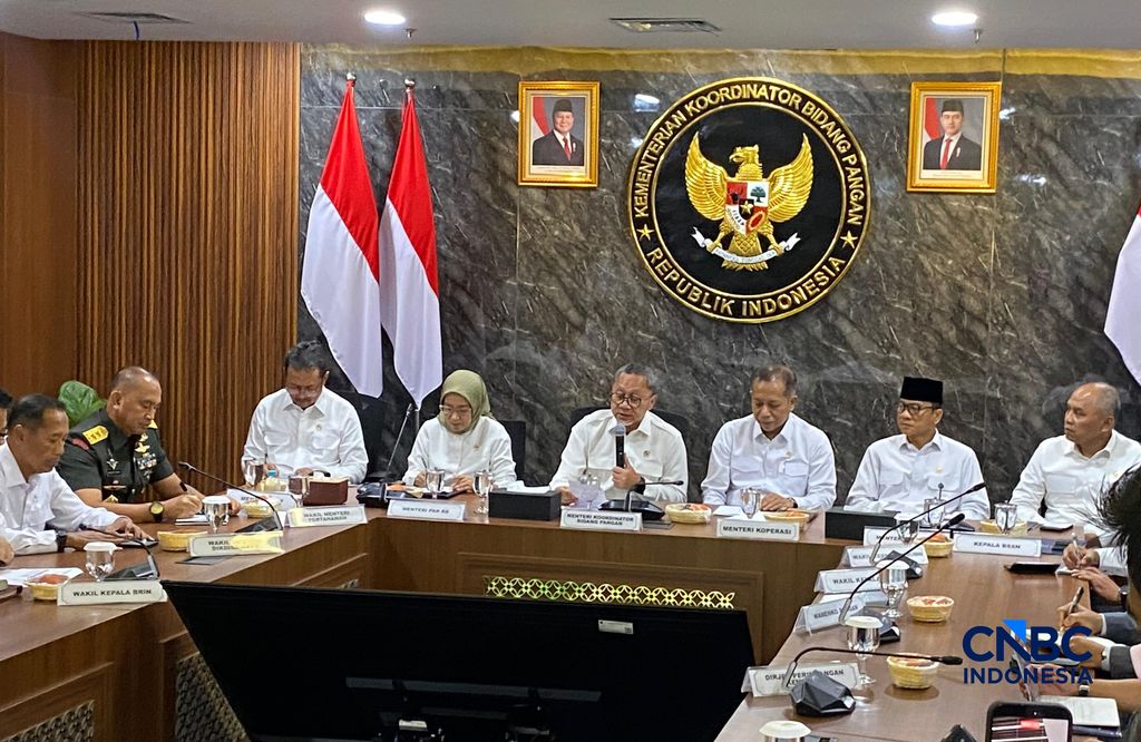Menko Pangan Zulkifli Hasan dalam konvensi pers di instansi Kemenko Pangan, Senin (4/5/2026). (CNBC Indonesia/Ferry Sandi)
