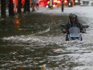 Motor Listrik Vs Motor BBM Terobos Banjir di Kebayoran Lama