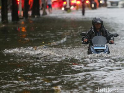 Motor Listrik Vs Motor BBM Terobos Banjir di Kebayoran Lama