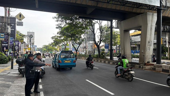 Pemotor lansia mengalami kecelakaan tunggal usai hilang konsentrasi berkendara di Jalan Margonda Raya, Depok. Korban mengalami patah tulang. (dok Istimewa)