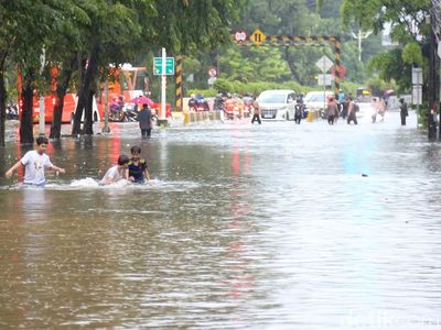 Penampakan Banjir Putus Jalan Depan Gancit, Macet Mengular