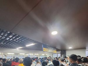 Video: Penumpang Menumpuk di Stasiun Tanah Abang Imbas Gangguan KRL