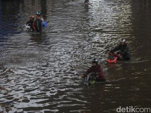 Wamen PU Soroti Drainase Tersumbat Sampah Picu Banjir di Blok M