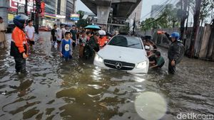 Perempatan Cipulir Sempat Terendam Banjir, Arus Lalin Tersendat