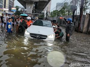 Perempatan Cipulir Sempat Terendam Banjir, Arus Lalin Tersendat