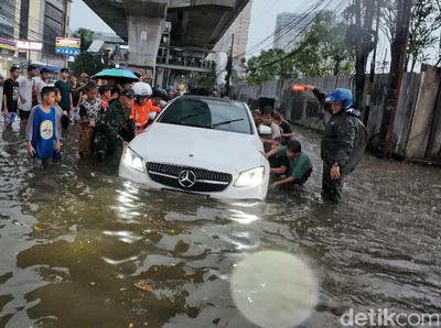 Perempatan Cipulir Sempat Terendam Banjir, Arus Lalin Tersendat