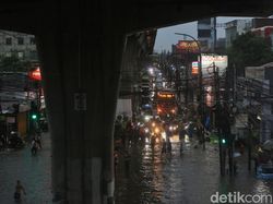 Video Pria Ini Turun dari Angkot Demi Nebeng Truk Terobos Banjir di Cipulir