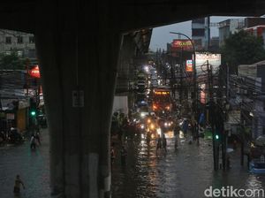 Video Pria Ini Turun dari Angkot Demi Nebeng Truk Terobos Banjir di Cipulir