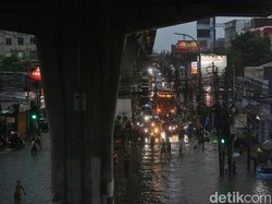Video Pria Ini Turun dari Angkot Demi Nebeng Truk Terobos Banjir di Cipulir