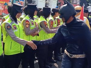 Unik! Superhero Jabat Tangan Negosiator di Aksi Demo Nelayan Pati