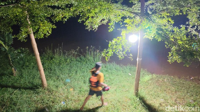 Petugas saat melakukan pencarian terhadap bocah yang hanyut di Sungai Kriyan, Cirebon