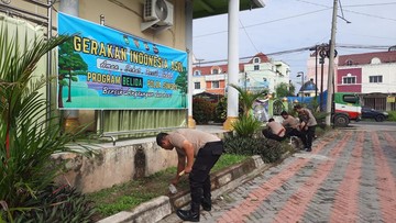 Gerakan Indonesia Asri, Polda Sumsel Bersihkan Tempat Ibadah di Prabumulih