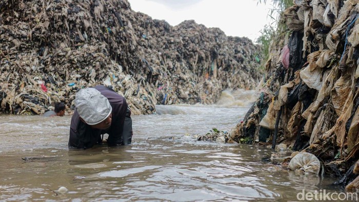 Potret Pendulang Logam, Mengadu Nasib di Kali Pesanggrahan Sejumlah penduduk menggantungkan hidup dengan mendulang logam di aliran Kali Pesanggrahan, Depok, Jawa Barat, Senin (4/5/2026). Aktivitas ini dilakukan sebagai sumber penghasilan harian di tengah keterbatasan lapangan pekerjaan.