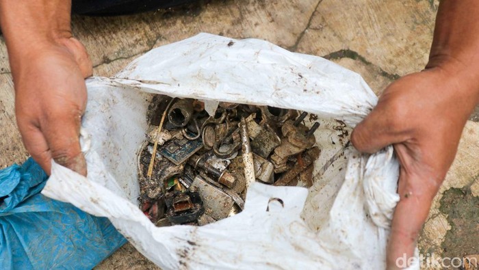 Potret Pendulang Logam, Mengadu Nasib di Kali Pesanggrahan Sejumlah penduduk menggantungkan hidup dengan mendulang logam di aliran Kali Pesanggrahan, Depok, Jawa Barat, Senin (4/5/2026). Aktivitas ini dilakukan sebagai sumber penghasilan harian di tengah keterbatasan lapangan pekerjaan.