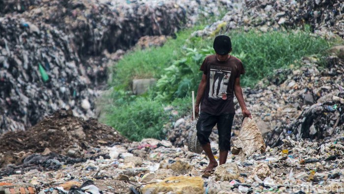 Potret Pendulang Logam, Mengadu Nasib di Kali Pesanggrahan Sejumlah penduduk menggantungkan hidup dengan mendulang logam di aliran Kali Pesanggrahan, Depok, Jawa Barat, Senin (4/5/2026). Aktivitas ini dilakukan sebagai sumber penghasilan harian di tengah keterbatasan lapangan pekerjaan.