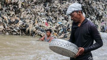 Potret Pendulang Logam, Mengadu Nasib di Kali Pesanggrahan