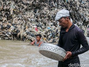 Potret Pendulang Logam, Mengadu Nasib di Kali Pesanggrahan
