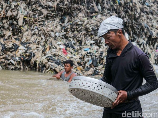 Potret Pendulang Logam, Mengadu Nasib di Kali Pesanggrahan
