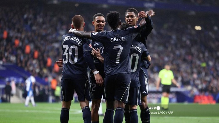 Real Madrids Brazilian forward #07 Vinicius Junior (back) celebrates with teammates scoring his teams first goal during the Spanish league football match between RCD Espanyol and Real Madrid CF atRCDE Stadium in Cornella de Llobregat on May 3, 2026