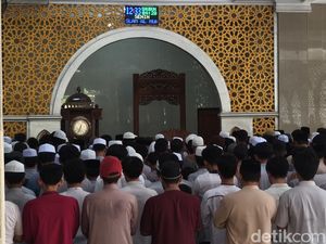 Pecah Tangis Keluarga Saat Salatkan Jenazah Istri Abu Bakar Baasyir