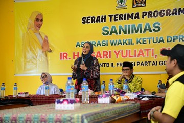Waka DPR Salurkan Bantuan Sanitasi ke Warga Desa Batujai di NTB