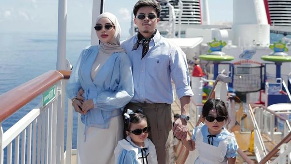 Seru! Atta Halilintar dan Aurel Hermansyah Kulineran di Disney Cruise