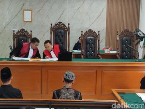 Ade Kuswara dan Ayahnya Didakwa Terima Suap Proyek Rp 12,4 M