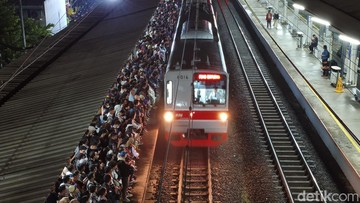 Penampakan Penuh Sesak Penumpang KRL Green Line Demi 'War' Masuk Gerbong