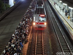 Penampakan Penuh Sesak Penumpang KRL Green Line demi War Masuk Gerbong