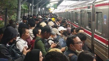 Penumpang Numpuk di Jurangmangu Buntut KRL Green Line Gangguan karena Petir