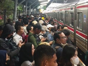 Video KRL Green Line Gangguan, AC Mati-Penumpang Numpuk