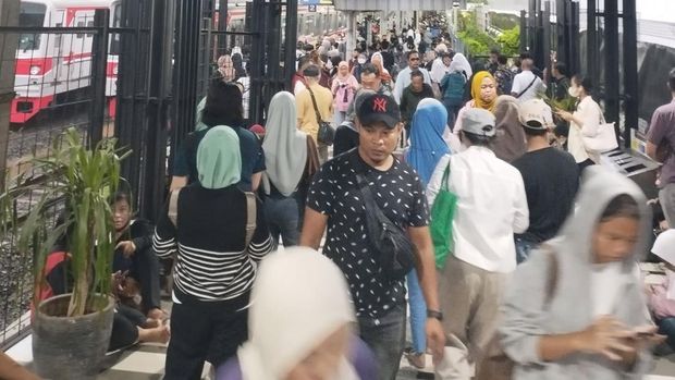 Suasana Stasiun Jurangmangu pukul 17.30 WIB saat gangguan KRL. (Dok. Nicolas Galih)