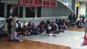 Duduk Ngemper, Penumpang KRL Green Line Masih Menumpuk di Stasiun Kebayoran