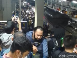 KRL Green Line Kembali Normal, Penumpang Teriak Berdesakan Masuk Gerbong