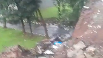 Diguyur Hujan Deras, Tembok Pembatas di Perumahan Ciputat Ambrol