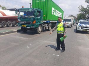 Pemotor Tewas Terlindas Truk Kontainer di Pantura Demak