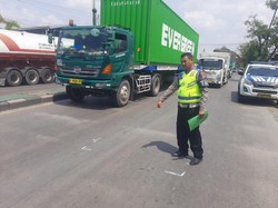 Pemotor Tewas Terlindas Truk Kontainer di Pantura Demak