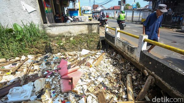 Sampah Menutup Aliran Sungai, Warga Depok Waswas Banjir