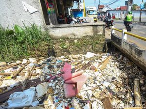 Sampah Menutup Aliran Sungai, Warga Depok Waswas Banjir