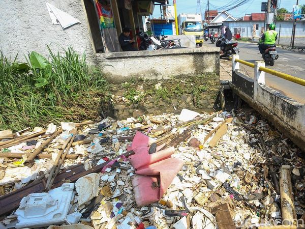 Sampah Menutup Aliran Sungai, Warga Depok Waswas Banjir